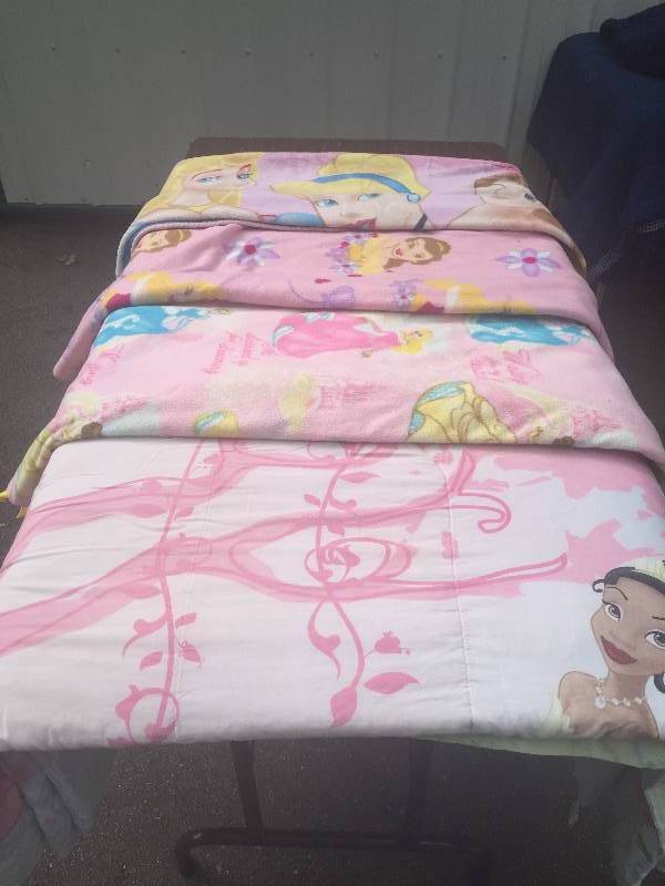 lot 126 image: Girl Princess Blanketlot