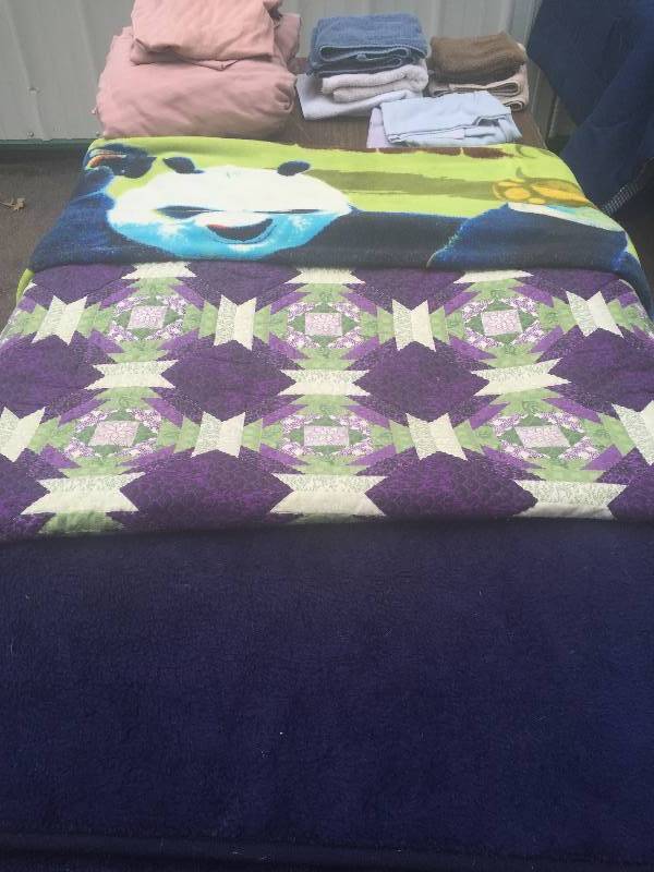 lot 128 image: Blanket, Quilt, Sheet Lot