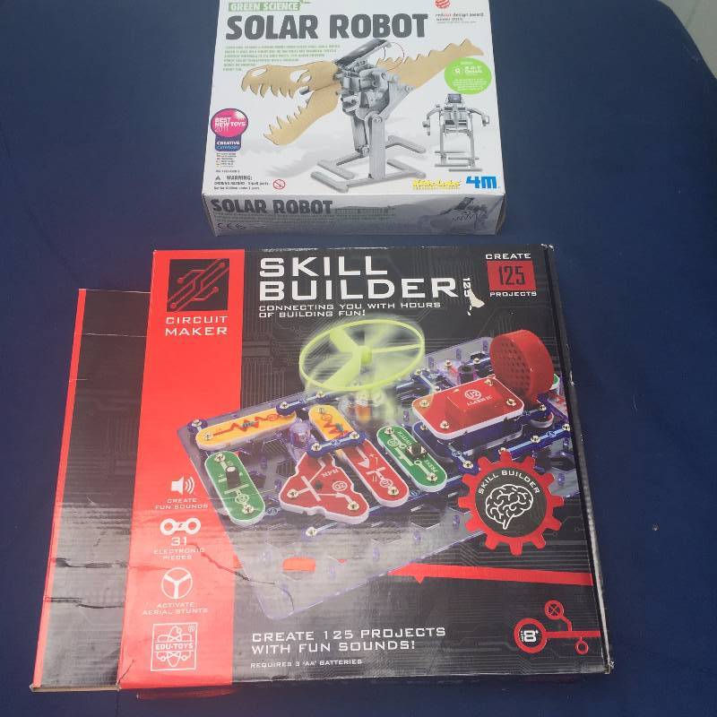 lot 139 image: Skill Builder and Solar Robot
