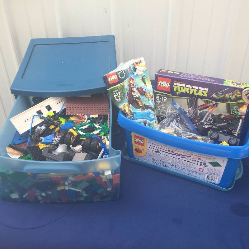 lot 141 image: LARGE lot of Legos