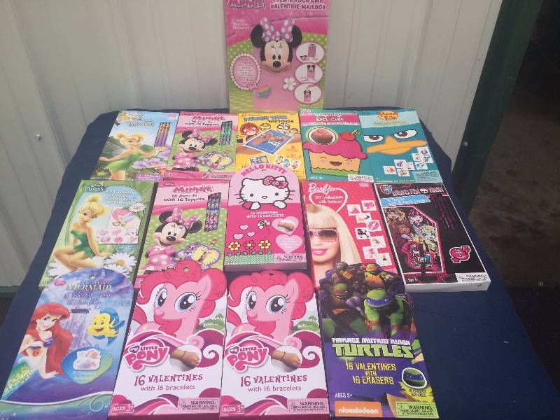 lot 146 image: Lot of Valentine Cards and Box Kit