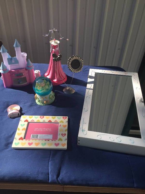 lot 156 image: Girl accessory Lot