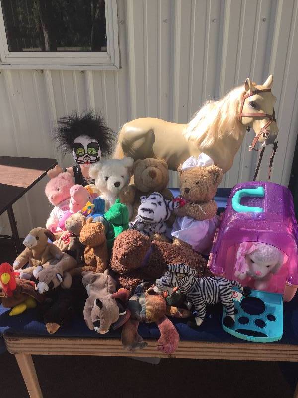 lot 157 image: 18 Doll Horse, Stuffed animals and Beanie Babies