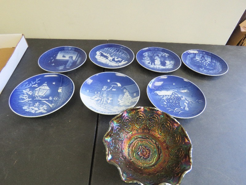 lot 302 image: Fenton Carnival Glass Bowl & Collector Plates