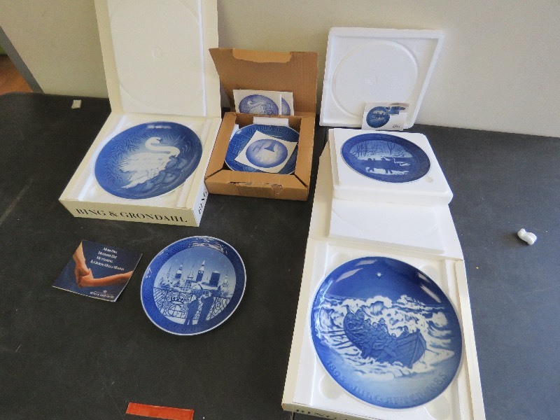 lot 319 image: Collector Plates