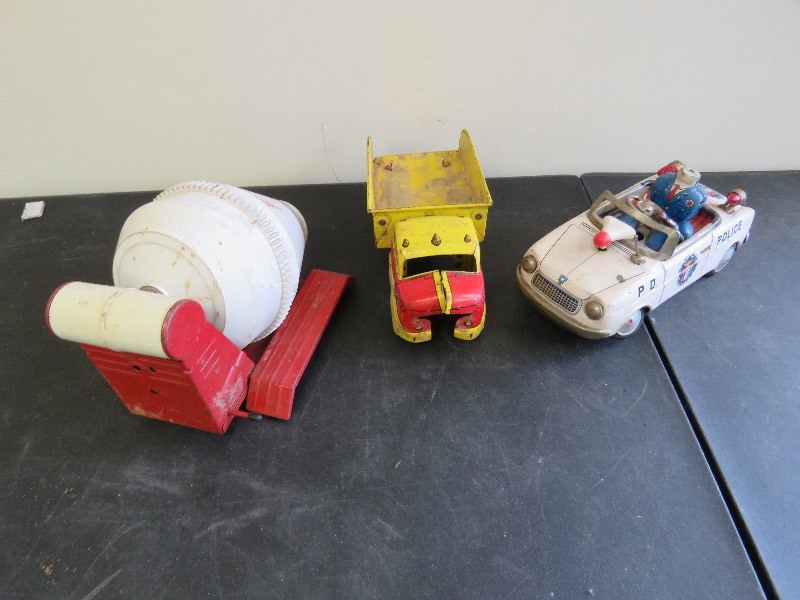 lot 323 image: Vintage Tin Toy Lot