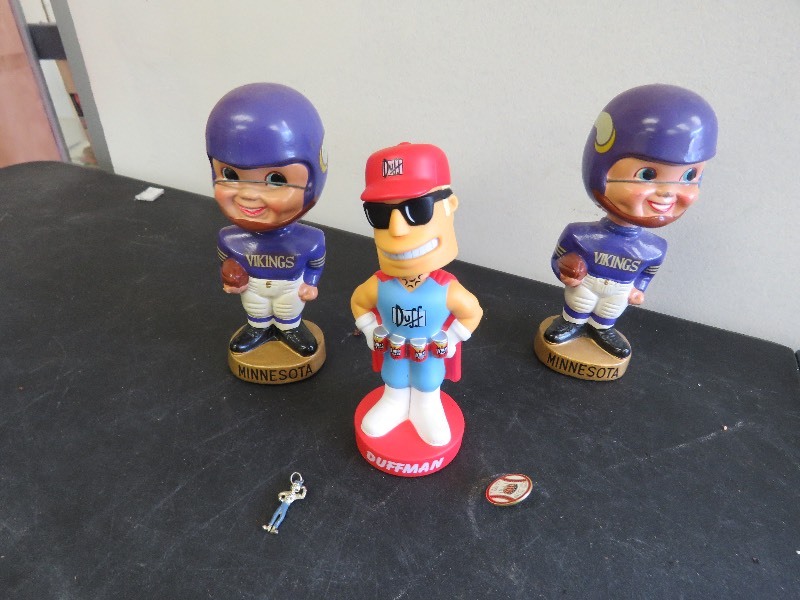 lot 327 image: Vintage Bobblehead Lot
