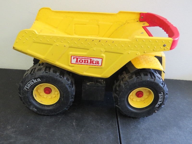 lot 335 image: Tonka Dump Truck