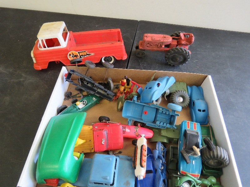 lot 346 image: Vintage Toy Lot