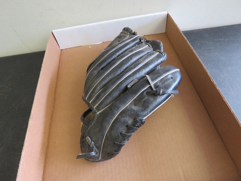 lot 380 image: MN Twins Baseball Glove