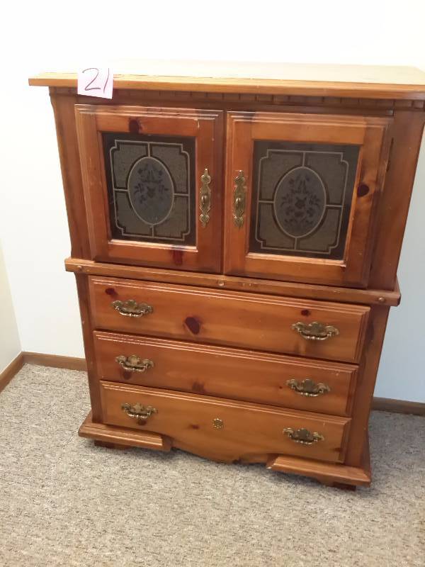 lot 21 image: Nice Combination Dresser, Armoire.. Matches night stand in lot 5