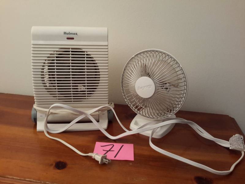 lot 71 image: Holmes small heater.. Small desk Fan