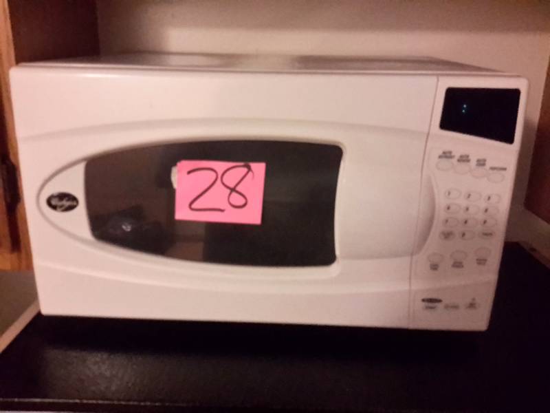 lot 28 image: Whirlpool Microwave with Carousel.. Tested and works well.