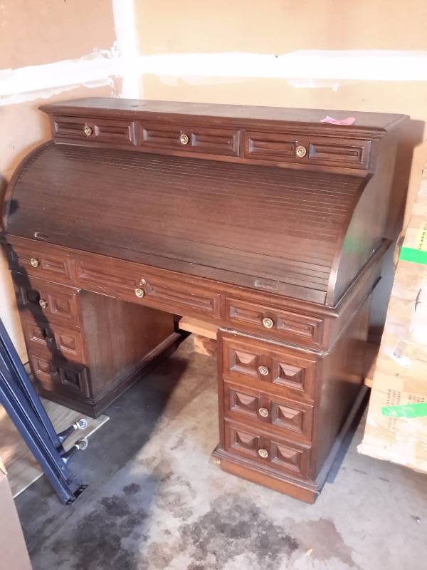 lot 26 image: Solid Oak Roll Top Desk.  Nice shape