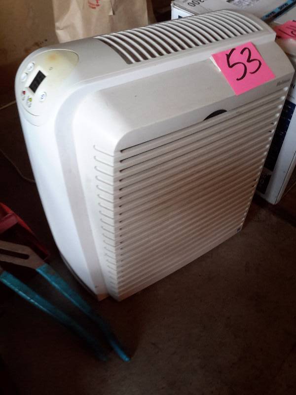 lot 53 image: HOLMES Air Cleaner