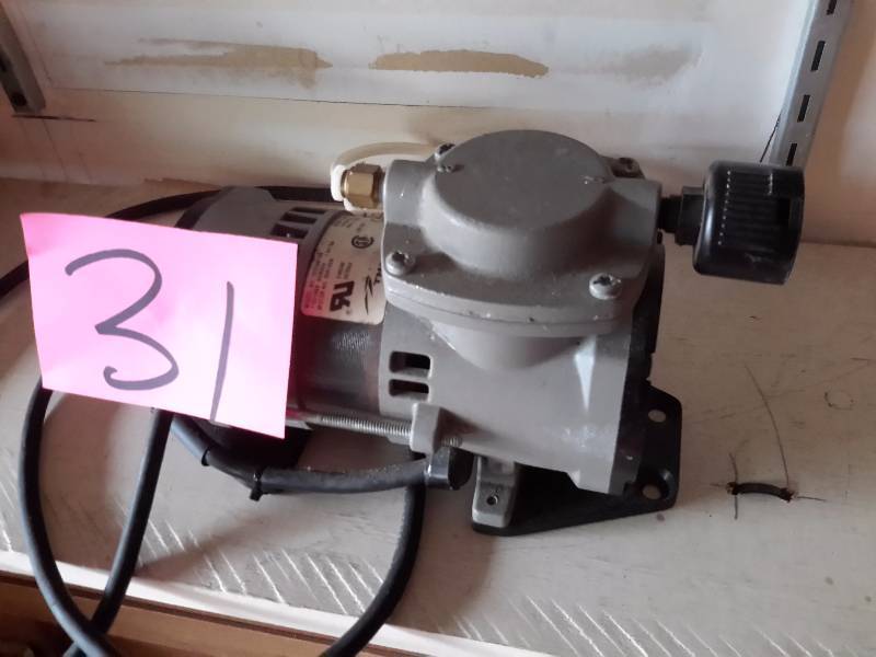 lot 31 image: Small electric Vacuum Pump