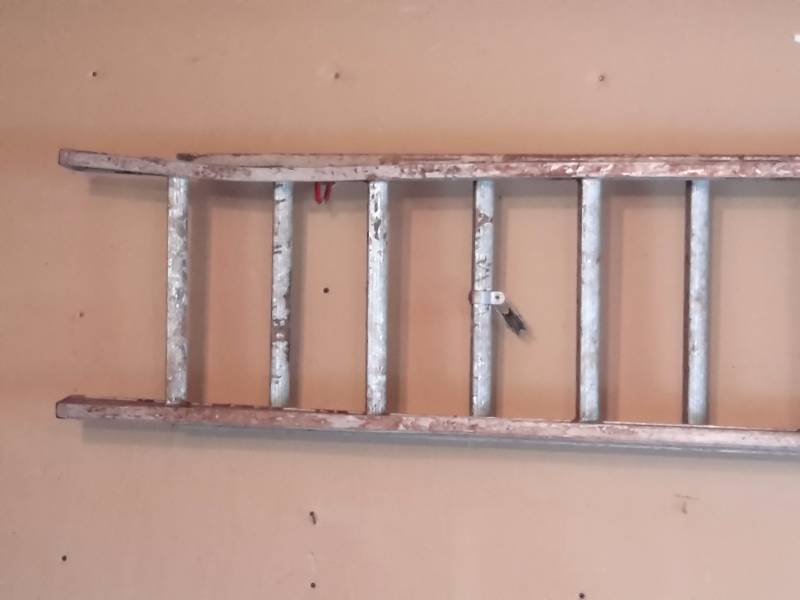 lot 117 image: 20 ft Aluminum Extension Ladder