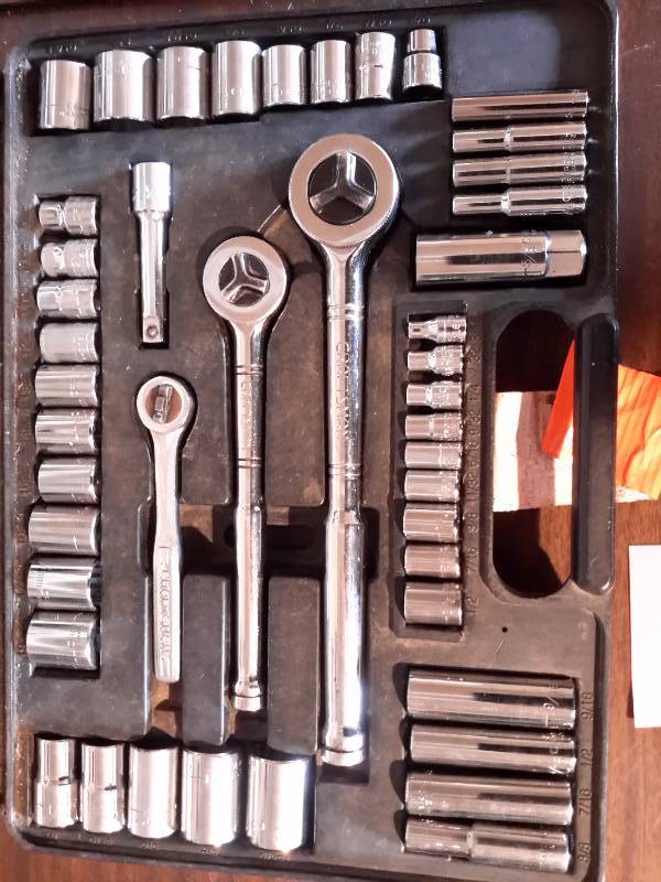 lot 30S image: Set of CRAFSTMAN Sockets.. Handle on the case if broken so needs to be taped shut