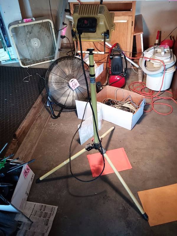 lot 138 image: Halogen Light on pole.. Folds to small size (24in)  Extends to 8 ft..