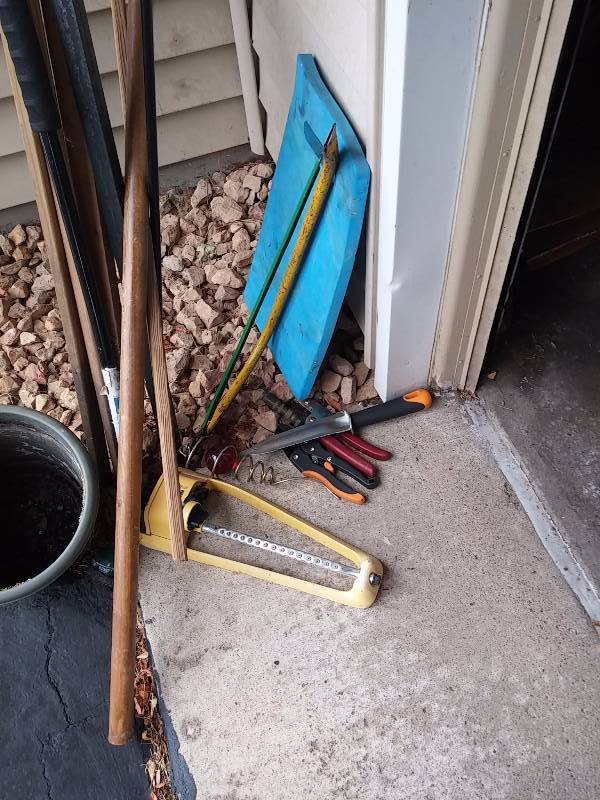 lot 136 image: Lot of lawn garden items.. Shepards plant hanger pole, other items as pictured.
