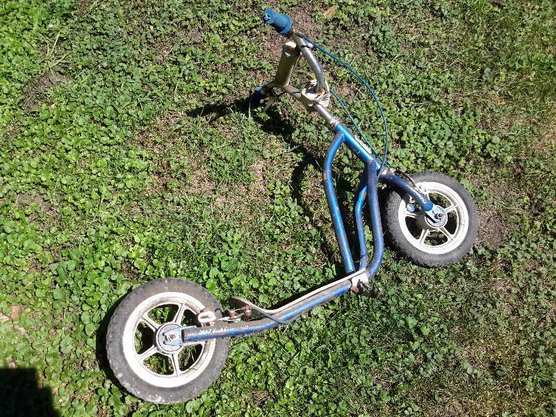 lot 32 image: Vintage Scooter (MING BIKE, CALIFORNIA), as pictured.. Has brakes.  Sled.. Snow board