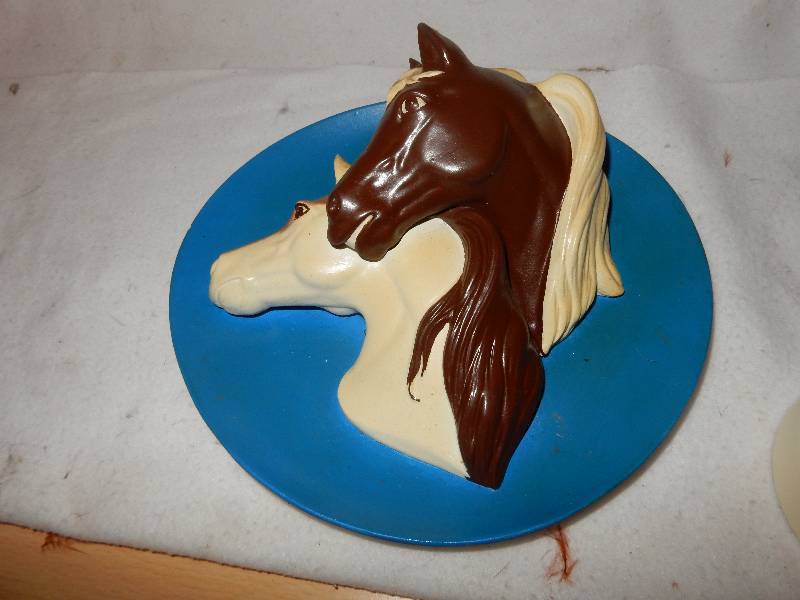 lot 84 image: Plaster Cast Horse plaque.. Approx 10 in diametere