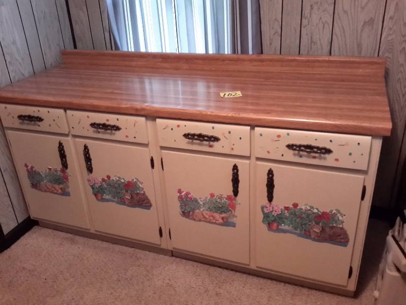lot 102 image: Nice counter with cabinets..
