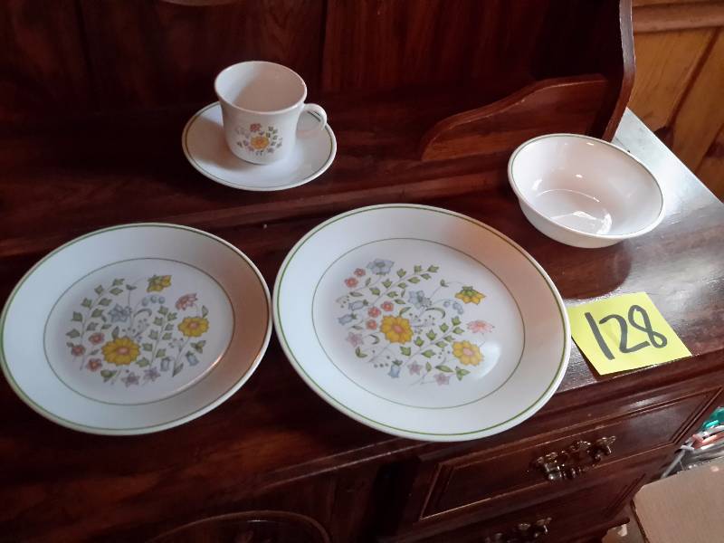 lot 128 image: Set of 8, Correll Dishes.. 8 place settings.