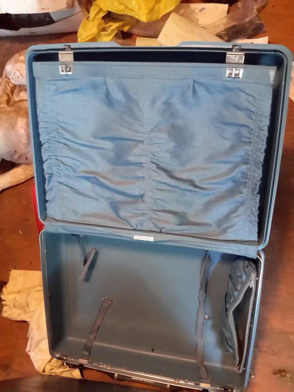 lot 123 image: 5 vintage Suit Cases.. All very clean inside.