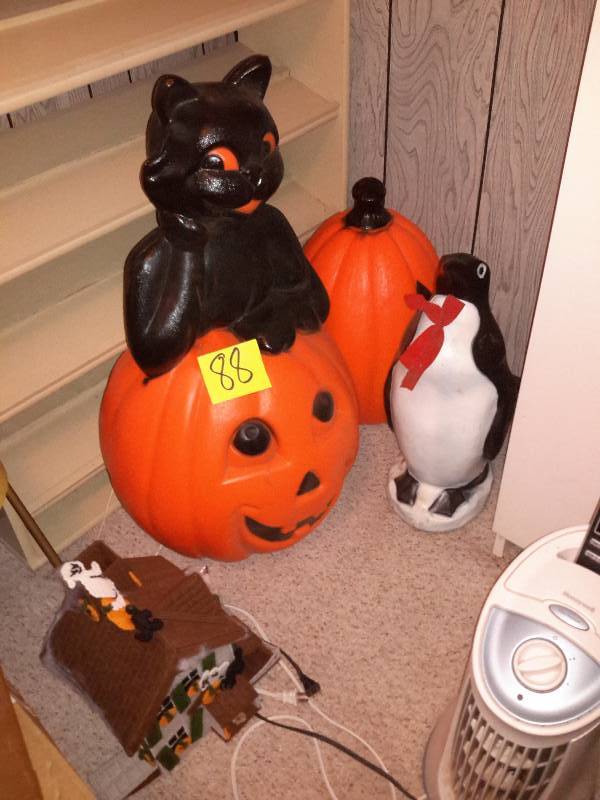 lot 88 image: Blow Mold.. Halloween and Penquin.. Halloween house.