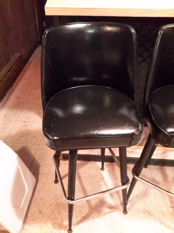 lot 3 image: 4 Mid mod Bar Stools.. Overall nice shape. Naugahyde seats with gold chrome base.