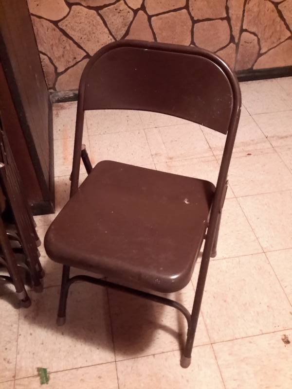 lot 150 image: 8 Brown metal folding chairs.. All very solid.. One has a little rust on the seat, but still solid.