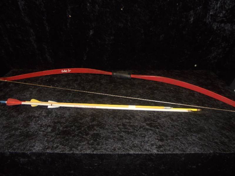 Red Bear Bow (50) & Arrows