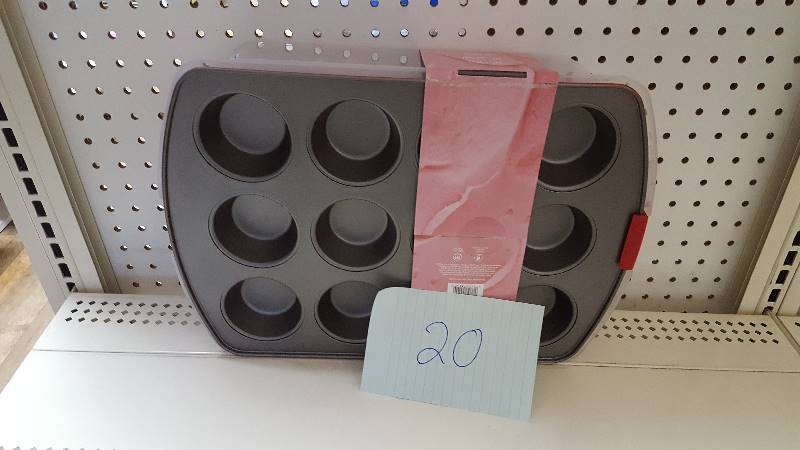 lot 20 image: Food Network Cupcake Pan 12 Cup