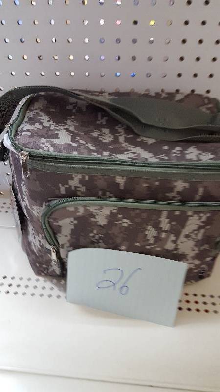 lot 26 image: Camouflage lunch cooler