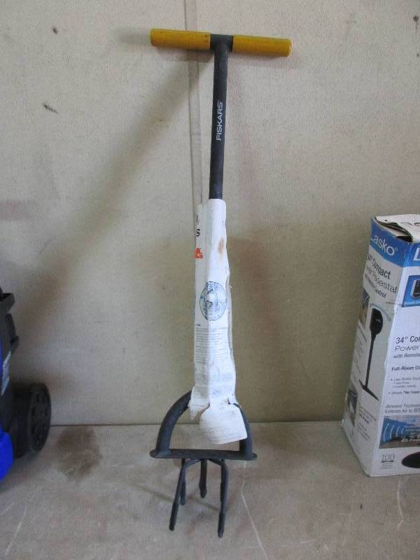 Hand tiller