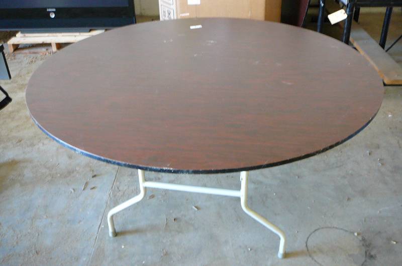round folding table
