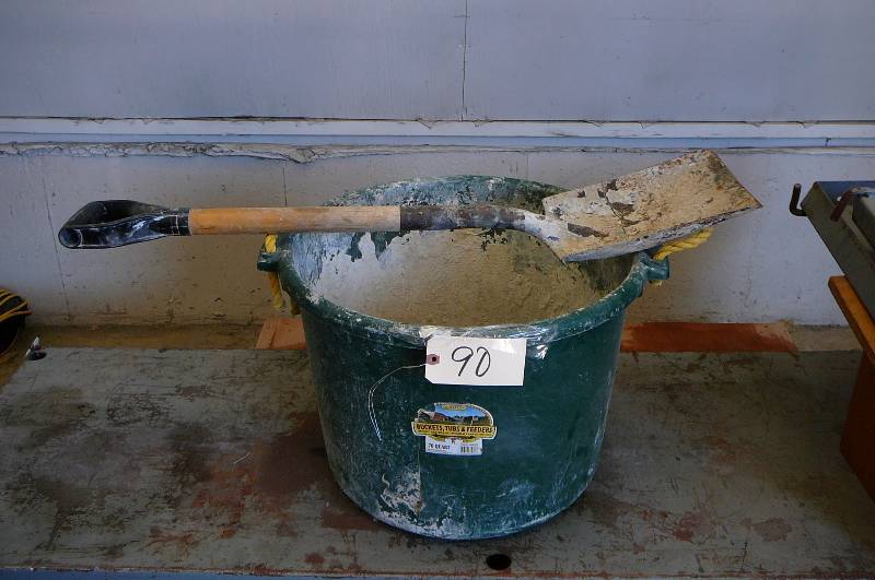 shovel & 70 quart tub