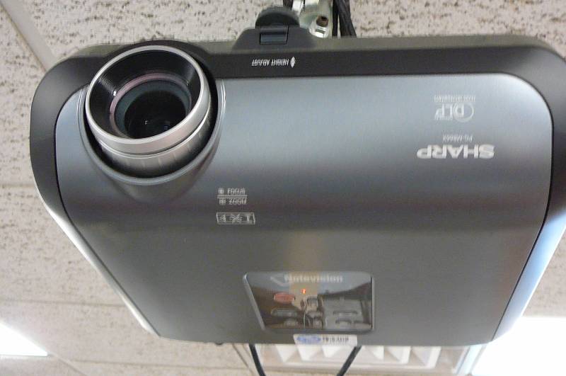 projector with speakers