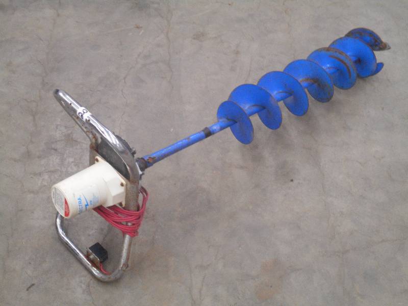lot 20 image: Electra 12Volt 8 Ice Auger, Works ...
