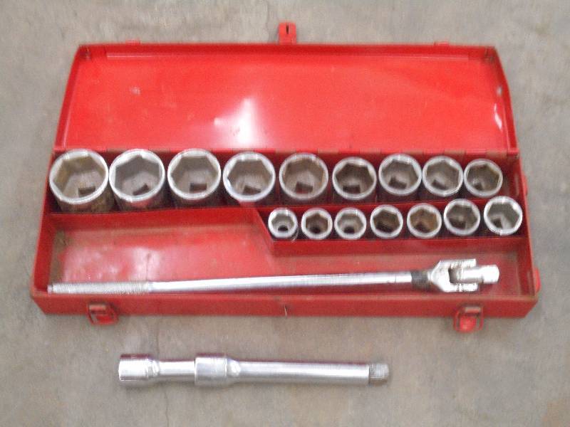 lot 47 image: Heavy Duty 34 Drive Socket Set Wi...