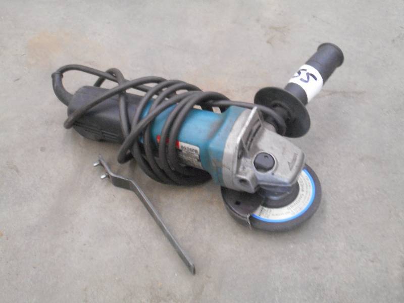 lot 55 image: Makita 4.5 Angle Grinder ...