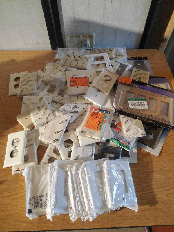 BOX LOT OF WALL PLATE COVERS - PLUG IN & SWITCH