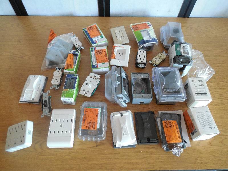 BOX LOT OF PLUGINS - WALL PLATE COVERS