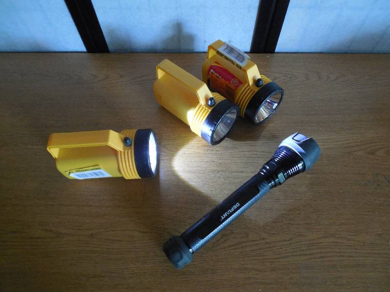 (4) FLASHLIGHT LOT