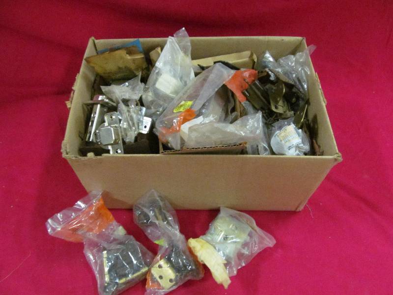 Cabinet HingesHandles