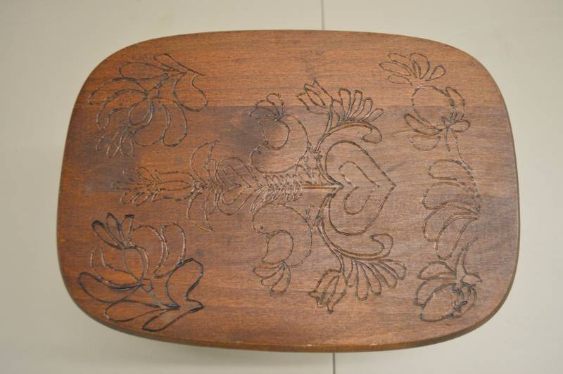 lot 7 image: Carved top Stool