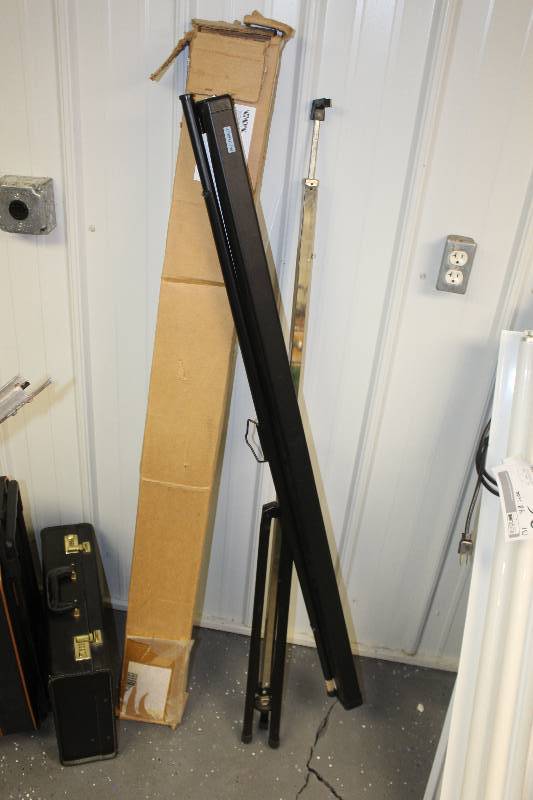 lot 25 image: Bretford Portable Projector Screen w Stand