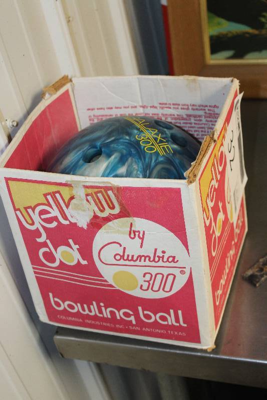 lot 32 image: Galaxie 300 Bowling Ball