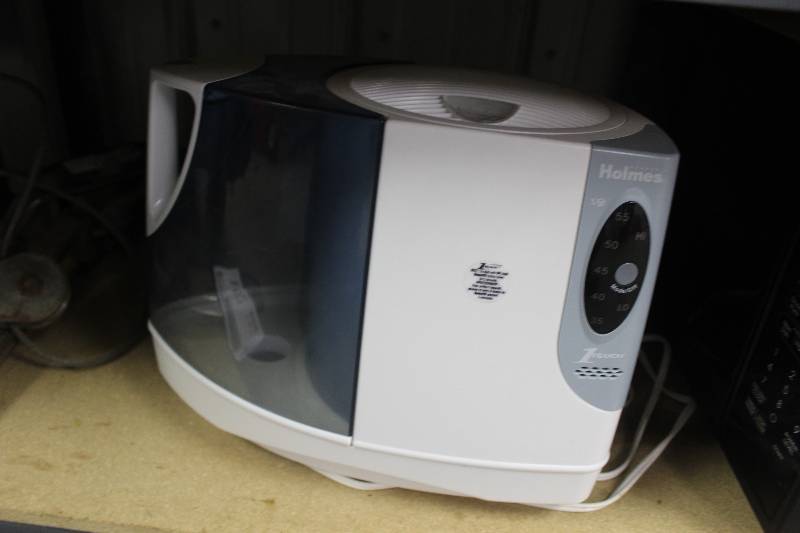 lot 100 image: Holmes Humidifier